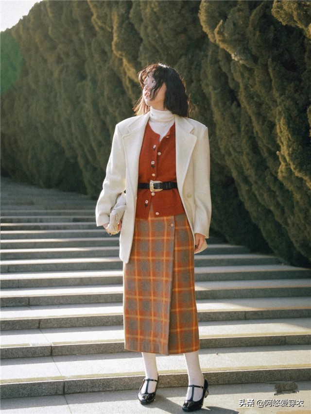 短款小西装里面穿啥内搭比较好看,流行外套小西装怎么搭配好看