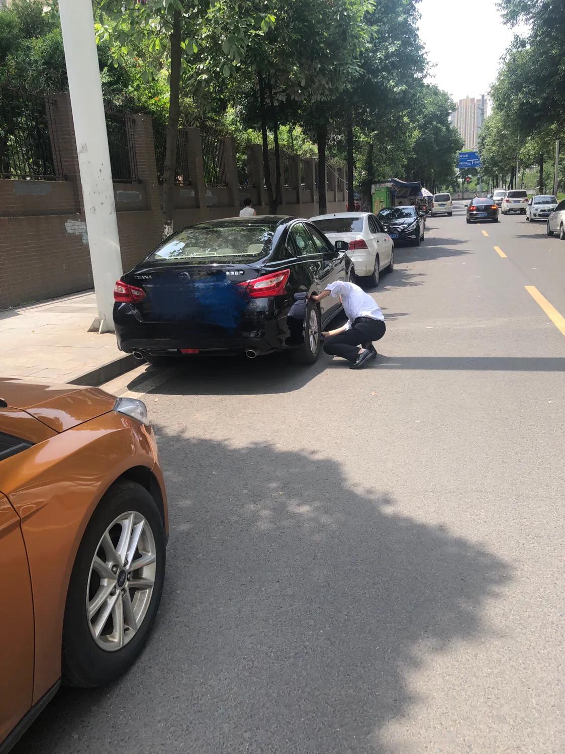 成都专车司机到底有多累？他们下午不得不躲起来睡！