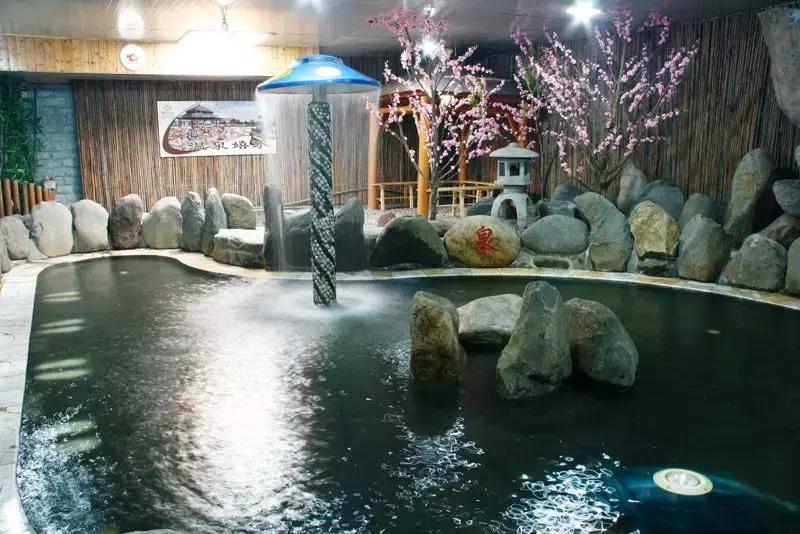 冬日暖阳泡温泉是一件很惬意的事,冬季里泡温泉绝对是一大乐事