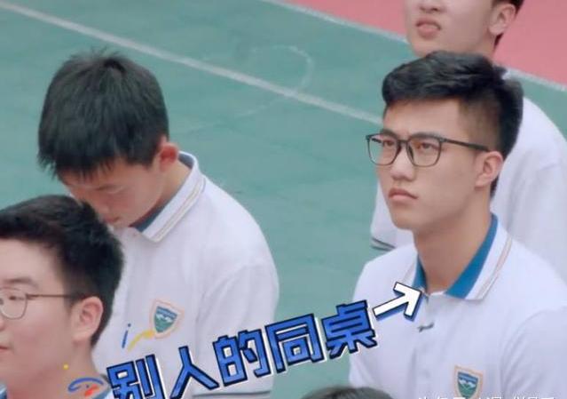 胖女孩表白男同桌,胖女孩鼓起勇气向男子表白