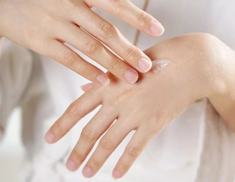 擦手霜保湿干裂起皮,冬季手干裂粗糙小妙招