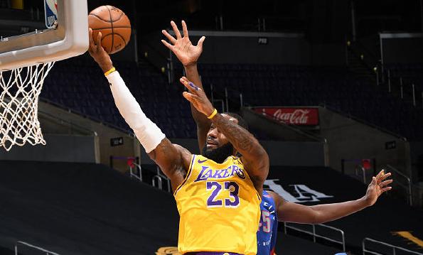 湖人三节落后29分,湖人最后7.6秒三分被绝杀