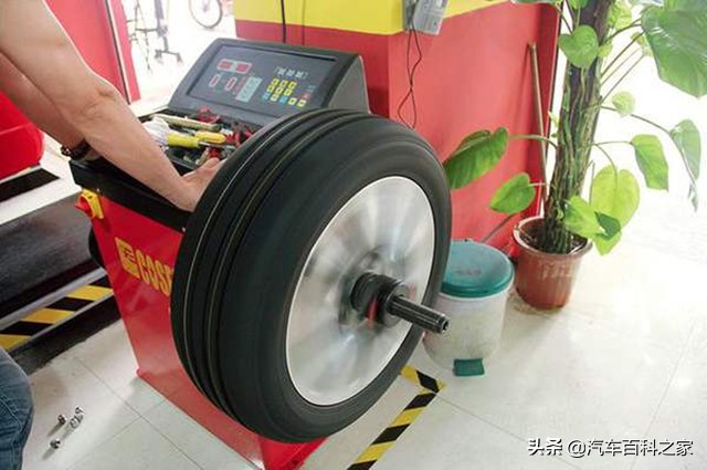 汽车倒完轮胎向右跑偏,汽车跑偏向右是什么原因