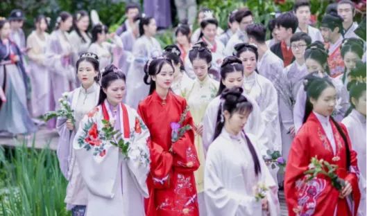 买了汉服不敢穿出门怎么办,买了汉服穿不上