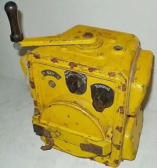 隐藏在海上船只不起眼角落的小黄盒，细数能救命的长波和短波电台