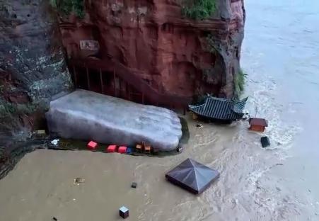 乐山大佛是因为洪水修建的吗,乐山大佛脚被水淹没奇观出现