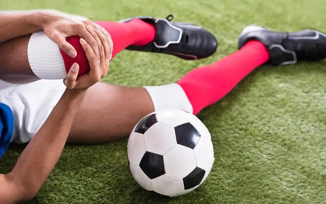 踢球受伤了要对方赔偿吗,踢球骨折了其他人要负责吗