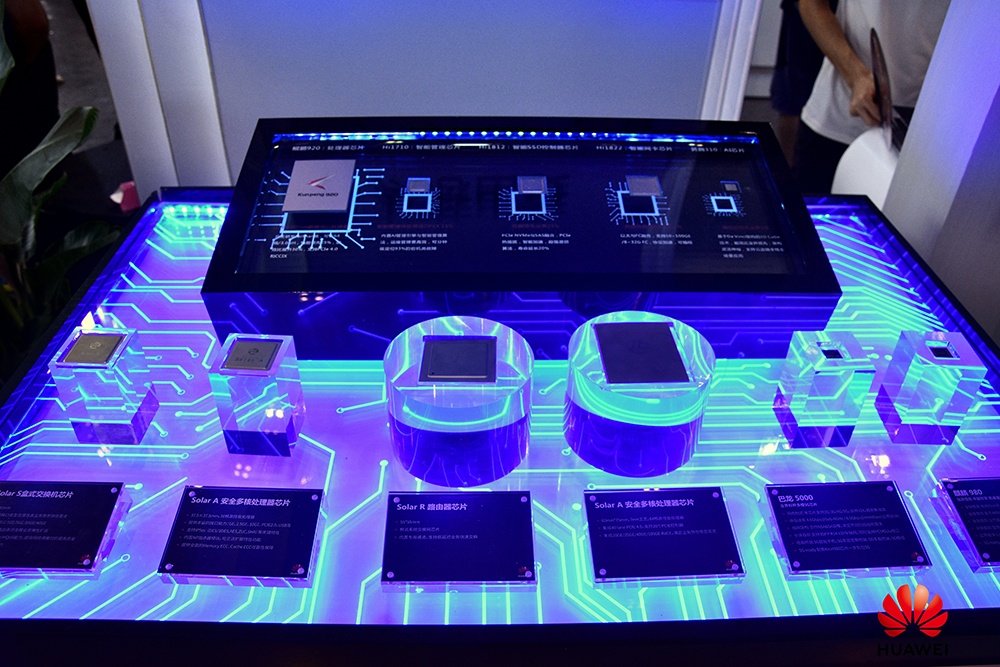 智博会第一天！华为这些黑科技吸引了大批人从众𠈌
