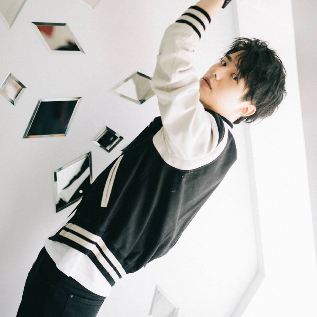 秋冬穿搭万花筒，王源的棒球衣，华晨宇正经穿衣服的样子见过没