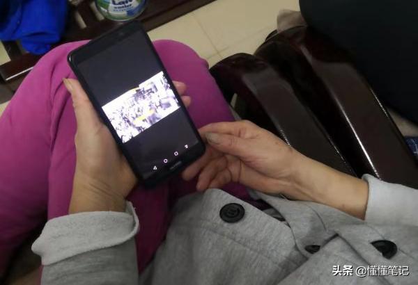 为氪金打赏不惜戒烟，银发经济也“疯狂”