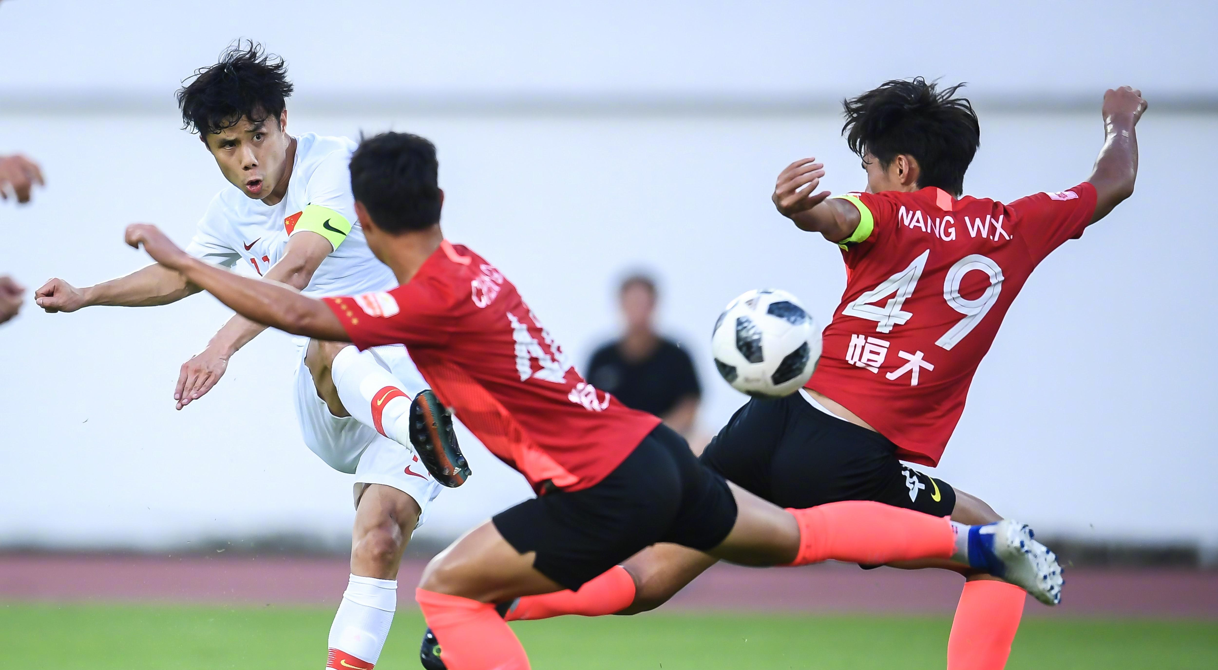 武磊打马尔代夫彩虹过人,武磊对球迷的鼓励