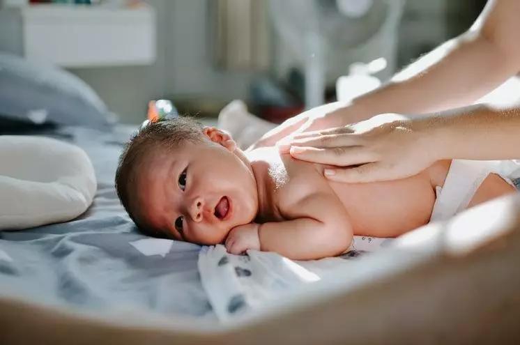 为什么天气干燥小孩容易脸干,为什么一到冬天孩子就起干性湿疹