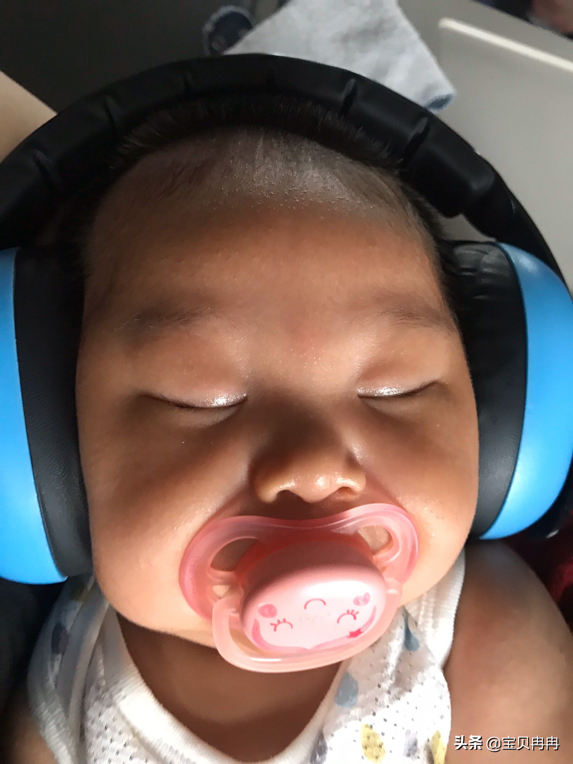 一个月的宝宝总是哭闹怎么办,一个月宝宝胀气哭闹怎么解决