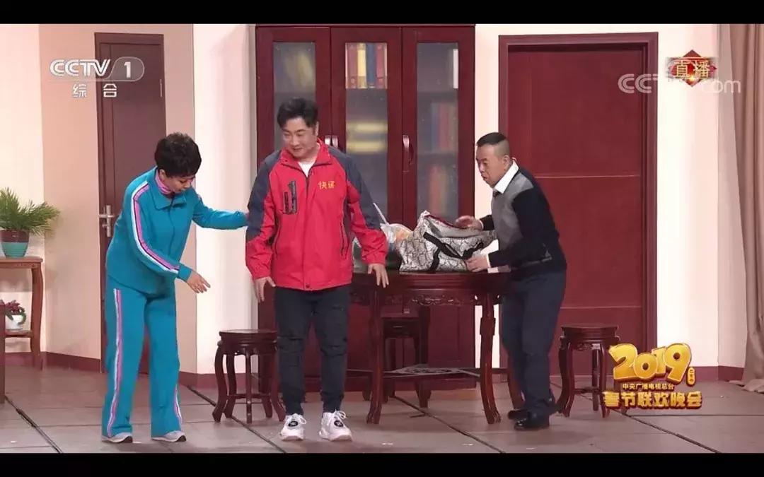 这篇春晚穿搭主要是来回(应)馈(付)社(老)会(板)的!