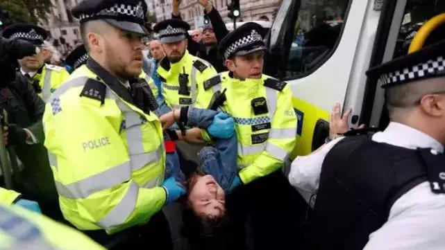 伦敦大混乱！*威示**者“血染”财政部，躺尸唐宁街，这是要上天？