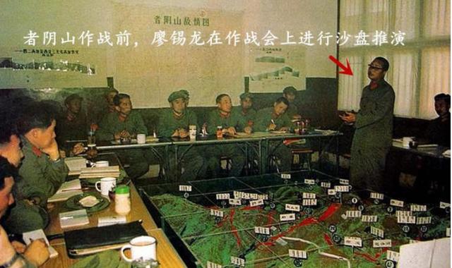 1981年*小平邓**检阅华北大演习，一人脱颖而出，邓公：此人重点培养