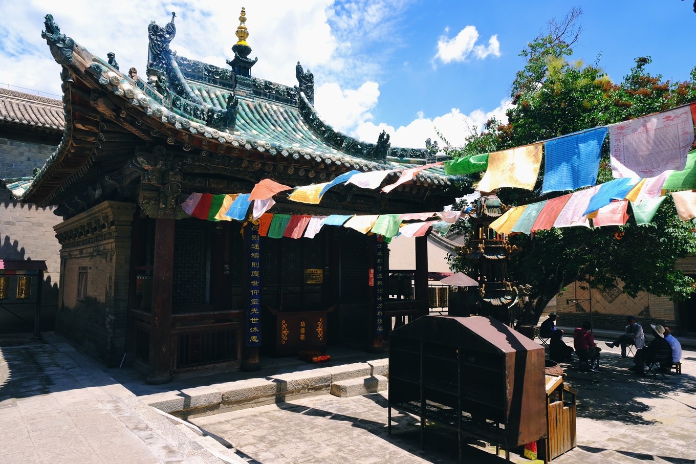 第一个看到的是鹰王殿，这是一座面阔三间的明代建筑