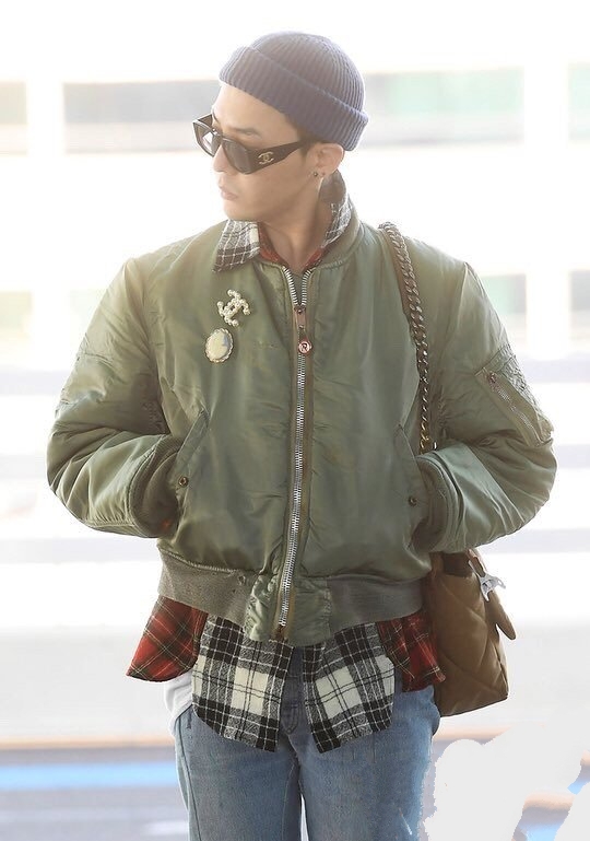 权志龙机场造型，绿色棒球服搭配牛仔裤，干练清爽的穿搭时尚感