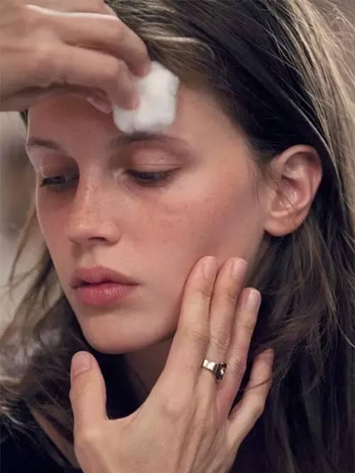 闭口黑头粉刺怎么才能根除,有效解决黑头闭口粉刺的问题