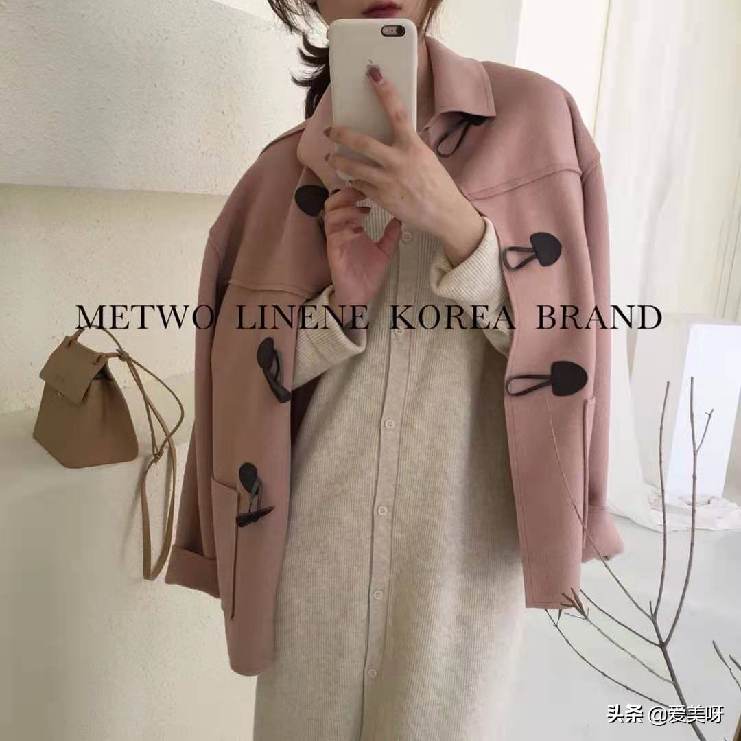 酒红色大衣内搭什么颜色毛衣好看,紫色毛衣搭配什么颜色的大衣好看