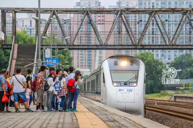 火车来了行人车辆请注意安全,行人车辆请注意火车就要来了