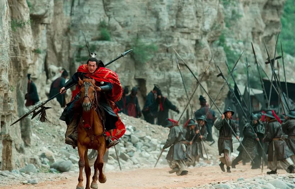 真实的吕布一直是败多胜少,吕布出身寒门