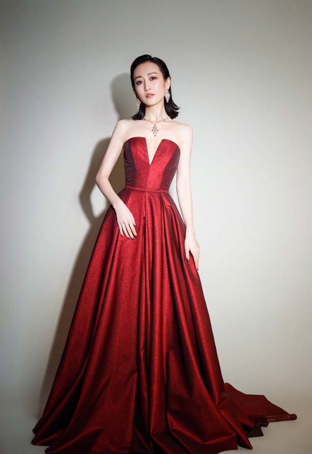 王鸥机场高腰裤,王鸥穿白色连体裤给人感觉如何