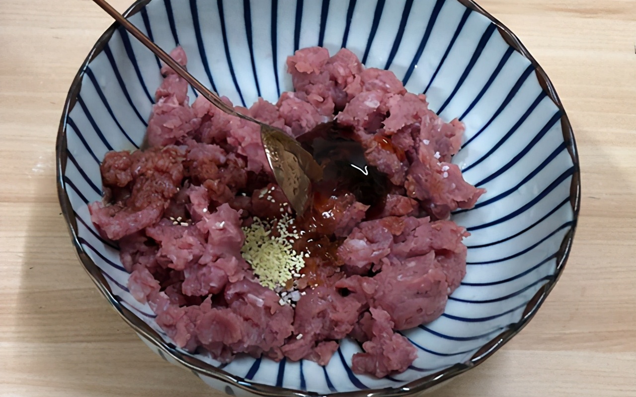 手把手教你包馄饨一学就会,从面粉开始包饺子的全过程