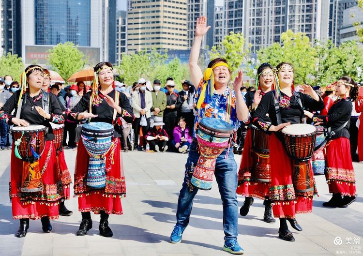 洛阳牡丹广场：*疆新**舞大联欢