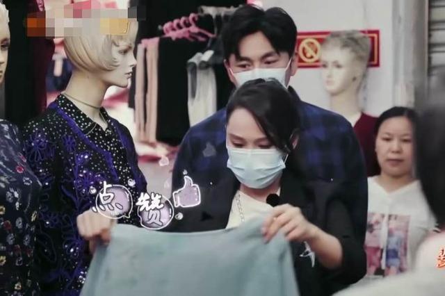 秦昊妈妈竟去批发市场买衣服？200元裙子还嫌贵，网友：太接地气