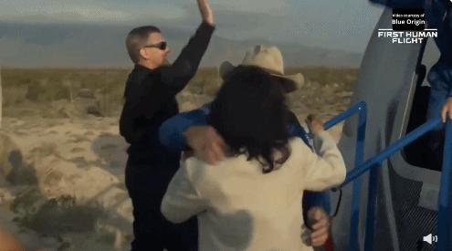 贝佐斯女友当街亲他一脸口红，浑身巨钻，富婆气息，转正的节奏？