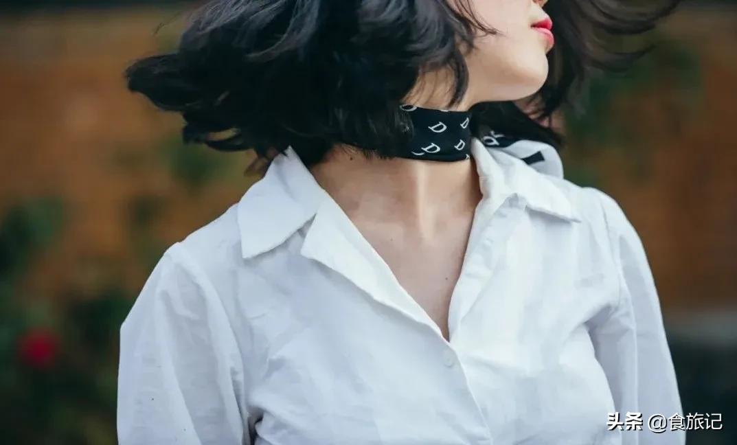 丝巾的气质系法,一条小小的丝巾可以点缀你的气质