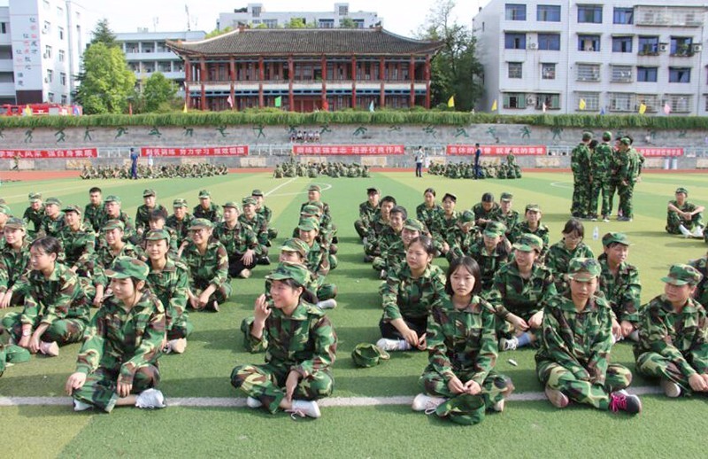 鹰隼试翼翅期待奋飞时：南充龙门中学火热军训第2日