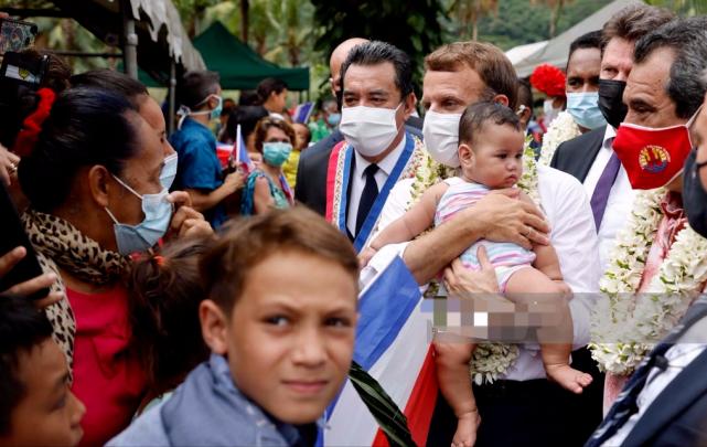 马克龙抱小孩,马克龙戴花环全视频