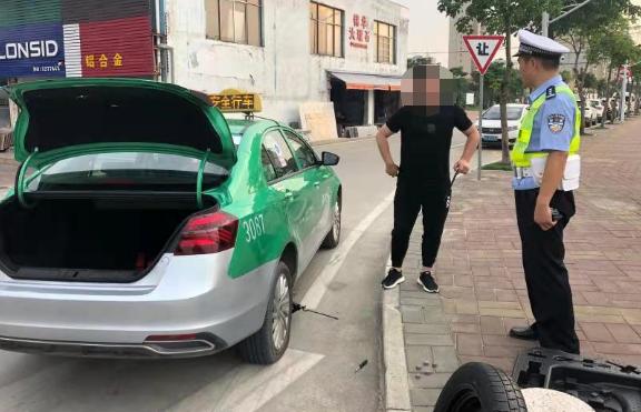 有司机看着换胎工具一筹莫展，有小车P档锁死无法动弹，都被交警轻松解决