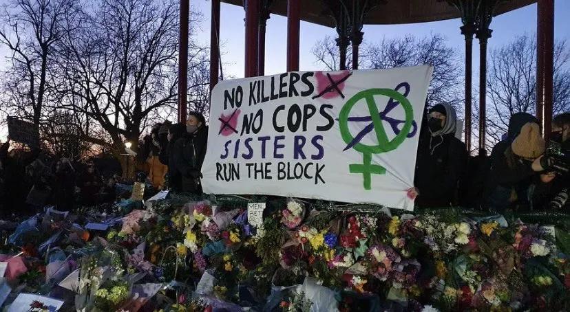 拒绝杀人犯，拒绝警察！姐妹们，收复街道！