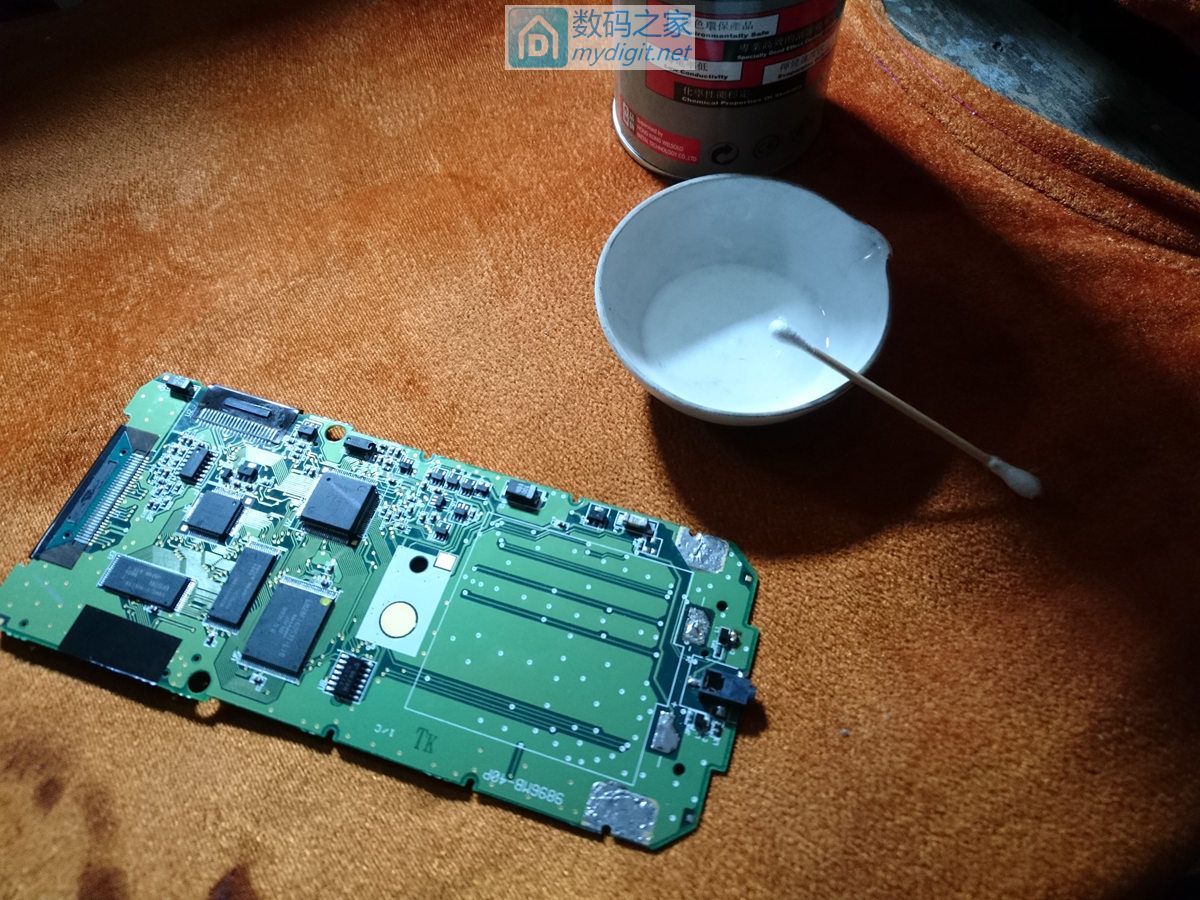 技术大佬秀操作！德州仪器TI-89图形计算器拆机维修及CPU超频