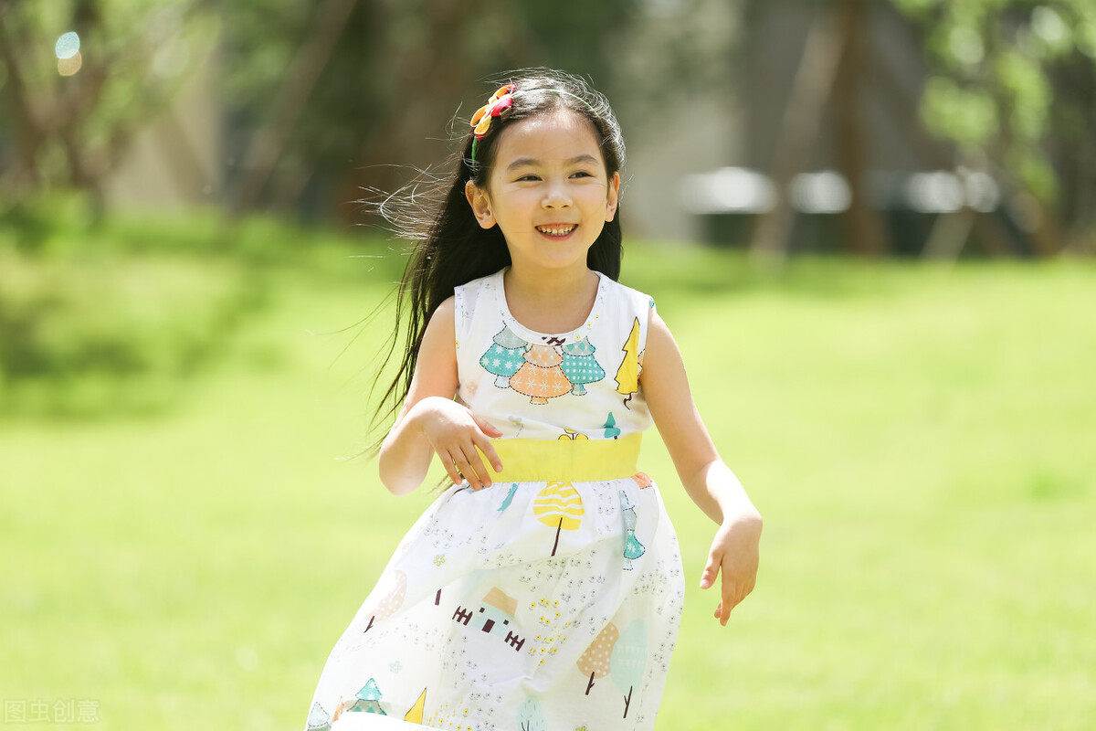 孩子用护肤品化妆家长应该怎么做,儿童用妈妈化妆品影响孩子发育