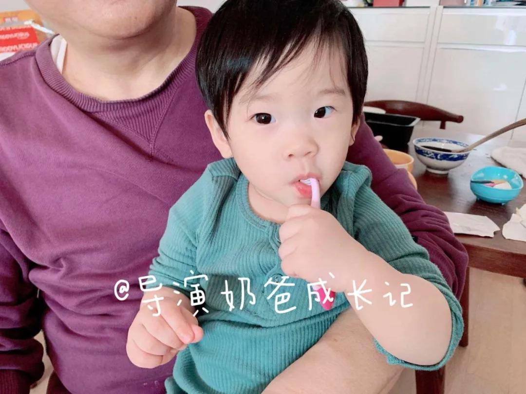 刚开始给宝宝刷牙用什么样的牙刷,宝宝用哪种牙刷刷牙比较好