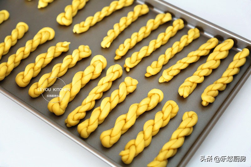 牛奶鸡蛋麻花的家常做法酥脆松软,面粉炸软麻花最简单做法