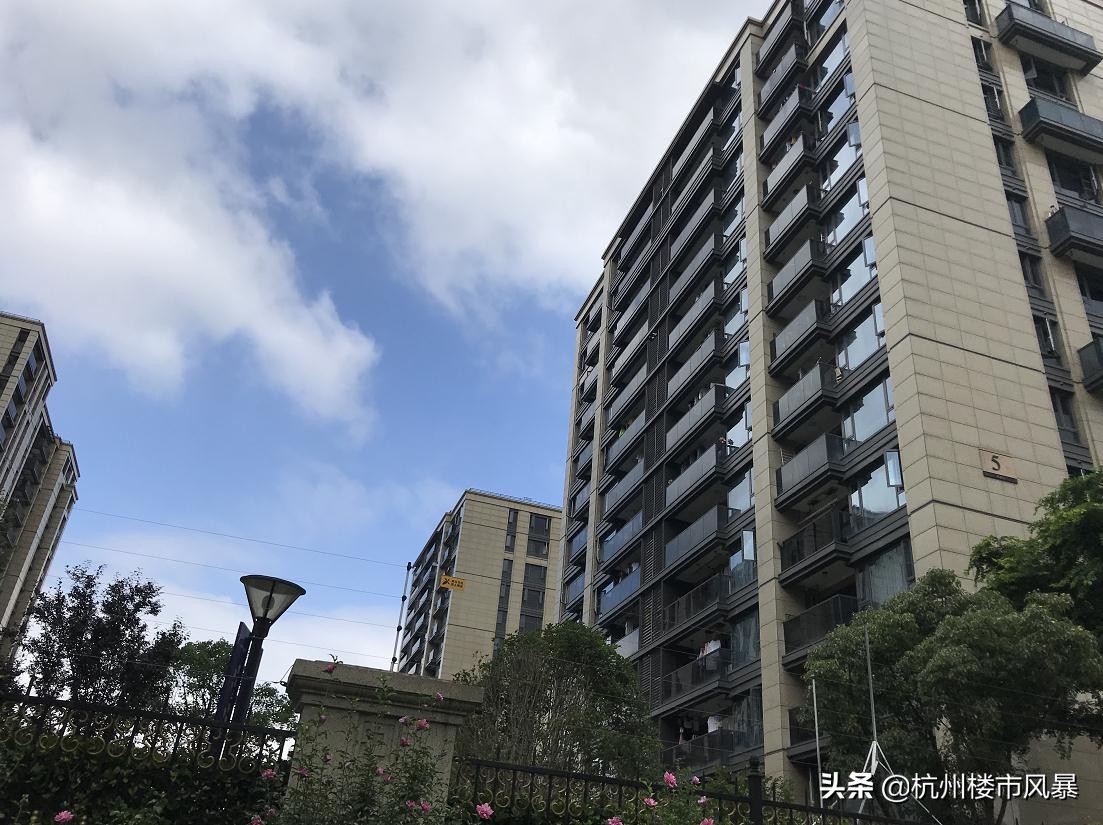 刚领出大证,紫金府已经有二手房挂牌了,单价6万+,会有人接盘吗