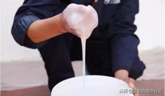 墙纸大面积翘开了怎么修补啊,又厚又硬的墙纸翘边用什么胶水