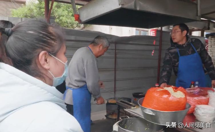 河南两父子路边炒面23年,8元一份2小时就卖光,一天收入800元