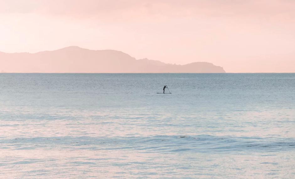 “天壤之别”的英文怎么说？是skyaway吗？