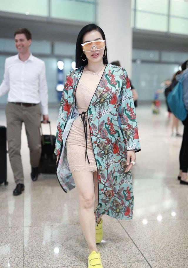 钟丽缇穿吊带外出超自信,钟丽缇穿黑色健美裤