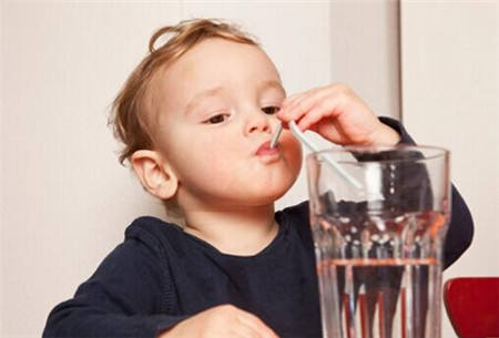 秋冬干燥孩子不爱喝水怎么办,冬季干燥宝宝易上火喝点什么