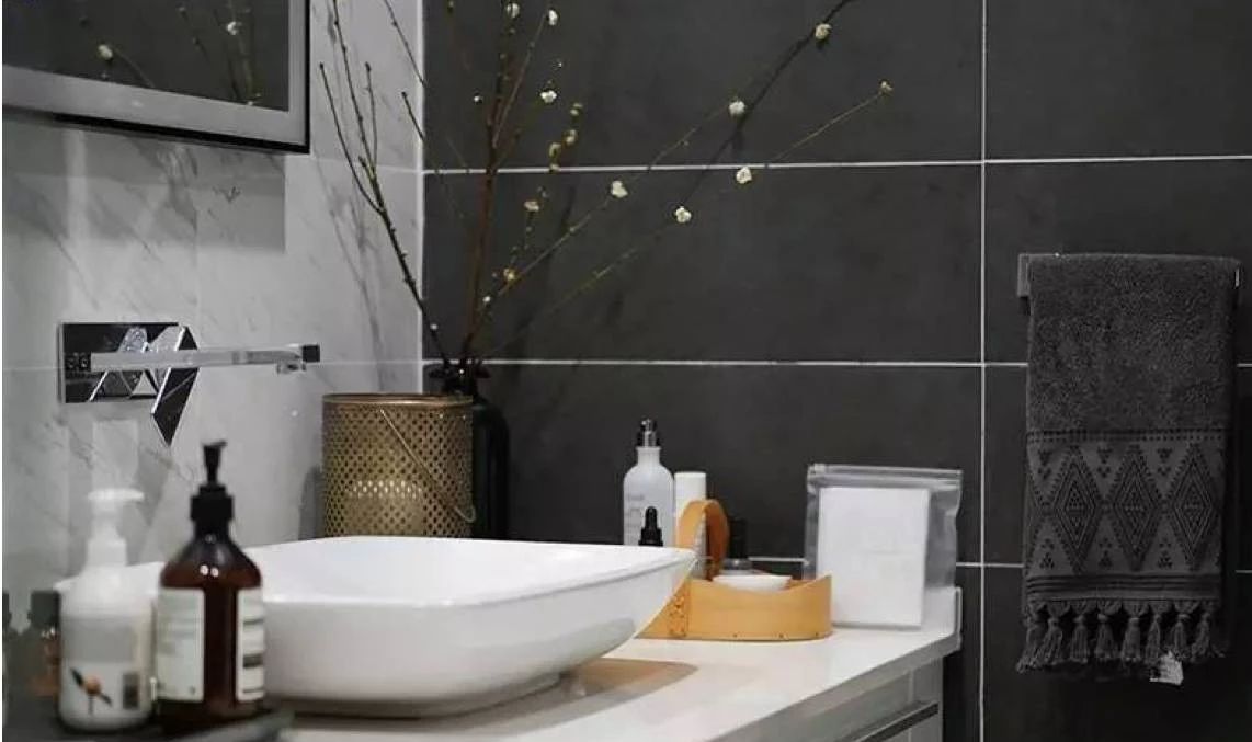 家居地面不铺瓷砖简单实惠的装修,关于装修现在流行什么样的瓷砖呢