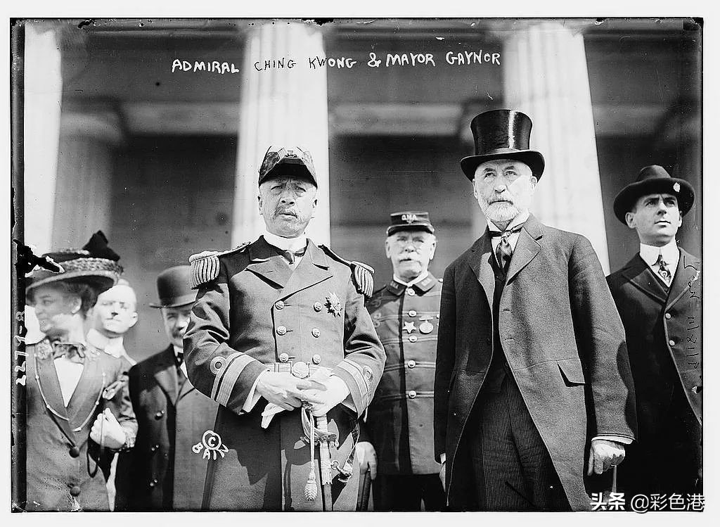 王天纵催马扬鞭，一伸手将毛奎英拉上马，接着啪啪啪，打完一梭子