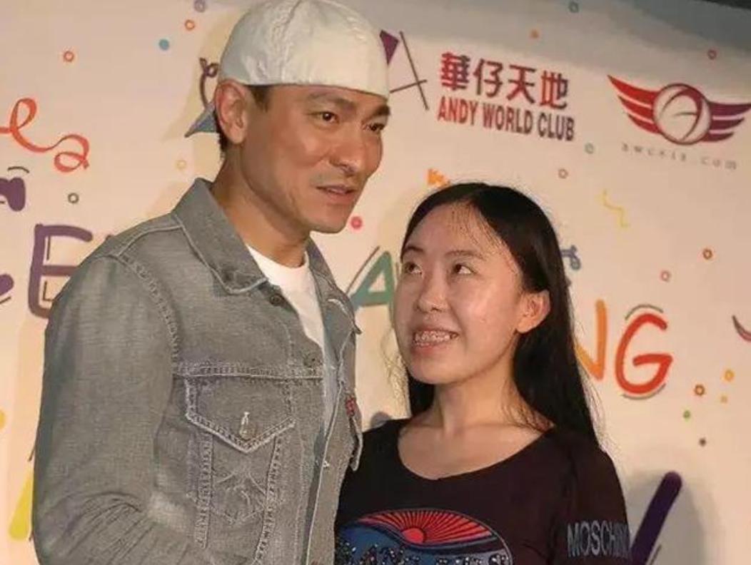 14年过去了，那个为追星致父亲跳海自杀的杨丽娟，现状如何？