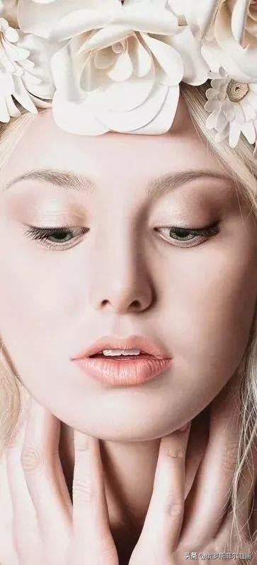 美女画家画美女，怎么看怎么美，看着她的画呼吸都要停滞了